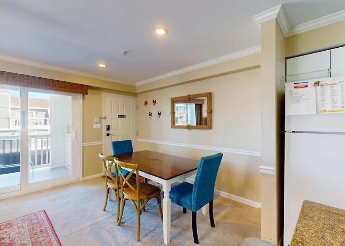 Sunny With Balconies Full Kitchen Ac & Wifi & Just Steps To The Holiday home