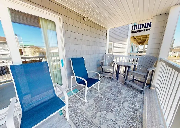 Sunny With Balconies Full Kitchen Ac & Wifi & Just Steps To The Holiday home