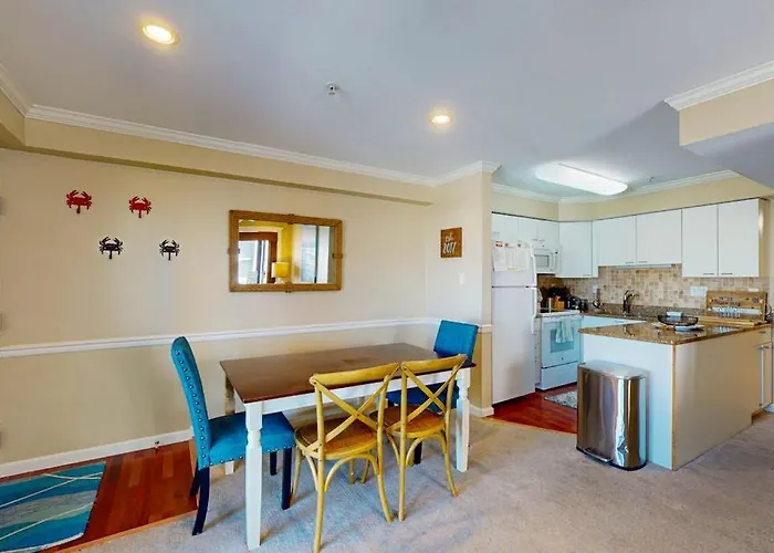 Sunny With Balconies Full Kitchen Ac & Wifi & Just Steps To The