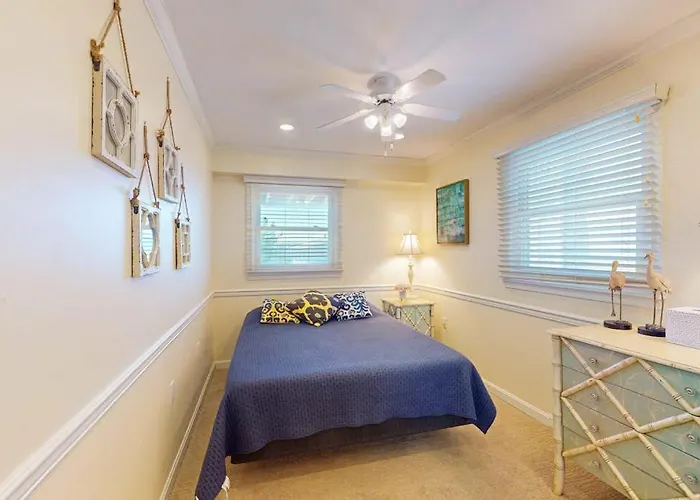 Sunny With Balconies Full Kitchen Ac & Wifi & Just Steps To The *