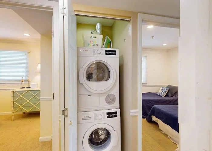 Sunny With Balconies Full Kitchen Ac & Wifi & Just Steps To The