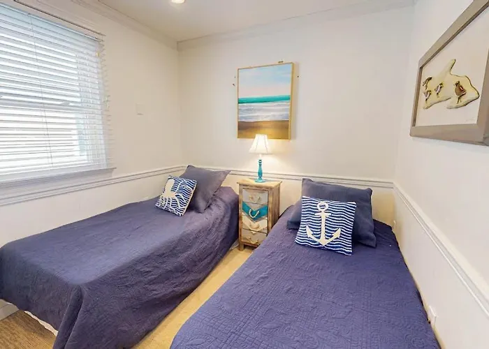Sunny With Balconies Full Kitchen Ac & Wifi & Just Steps To The *