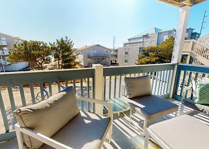 Holiday home Sunny With Balconies Full Kitchen Ac & Wifi & Just Steps To The